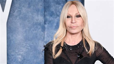 i versace sono usciti completamente dal cda|Donatella Versace ha messo fine all'era dell'himbo .